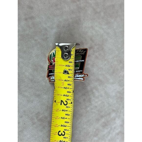 2004 THE FINAL MOUNTAIN DEW SOUTHERN 500 DARLINGTON NASCAR RACING EVENT HAT PIN - Picture 3 of 4
